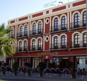 Отель Hotel Manolo Mayo  Лос-Паласиос-И-Вильяфранка